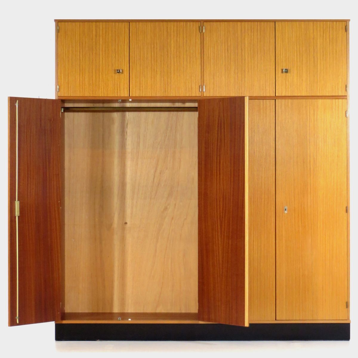 Grote Hoge Vintage Design Kledingkast In Teak, 1960s image 2