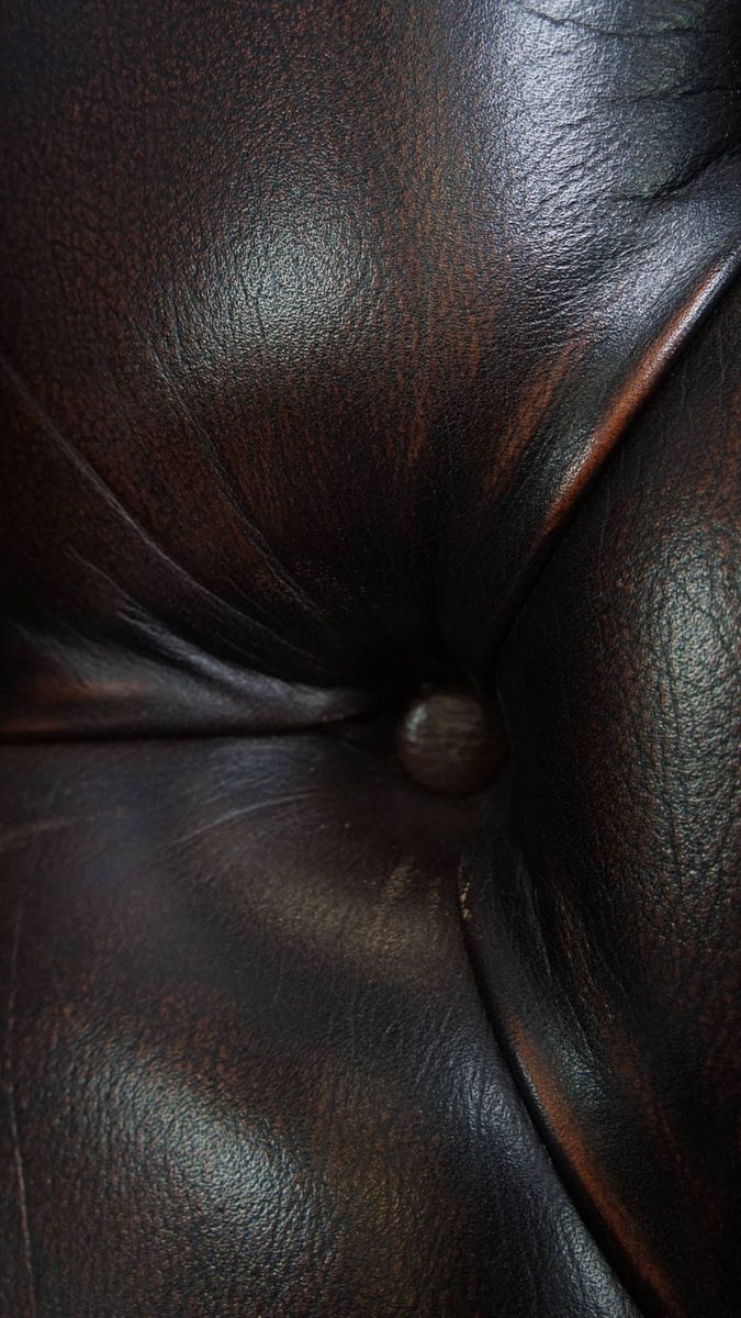 Luxe, Warm Gekleurde, Bruine Rundleren Chesterfield Oorfauteuil Met Unieke Details image 15