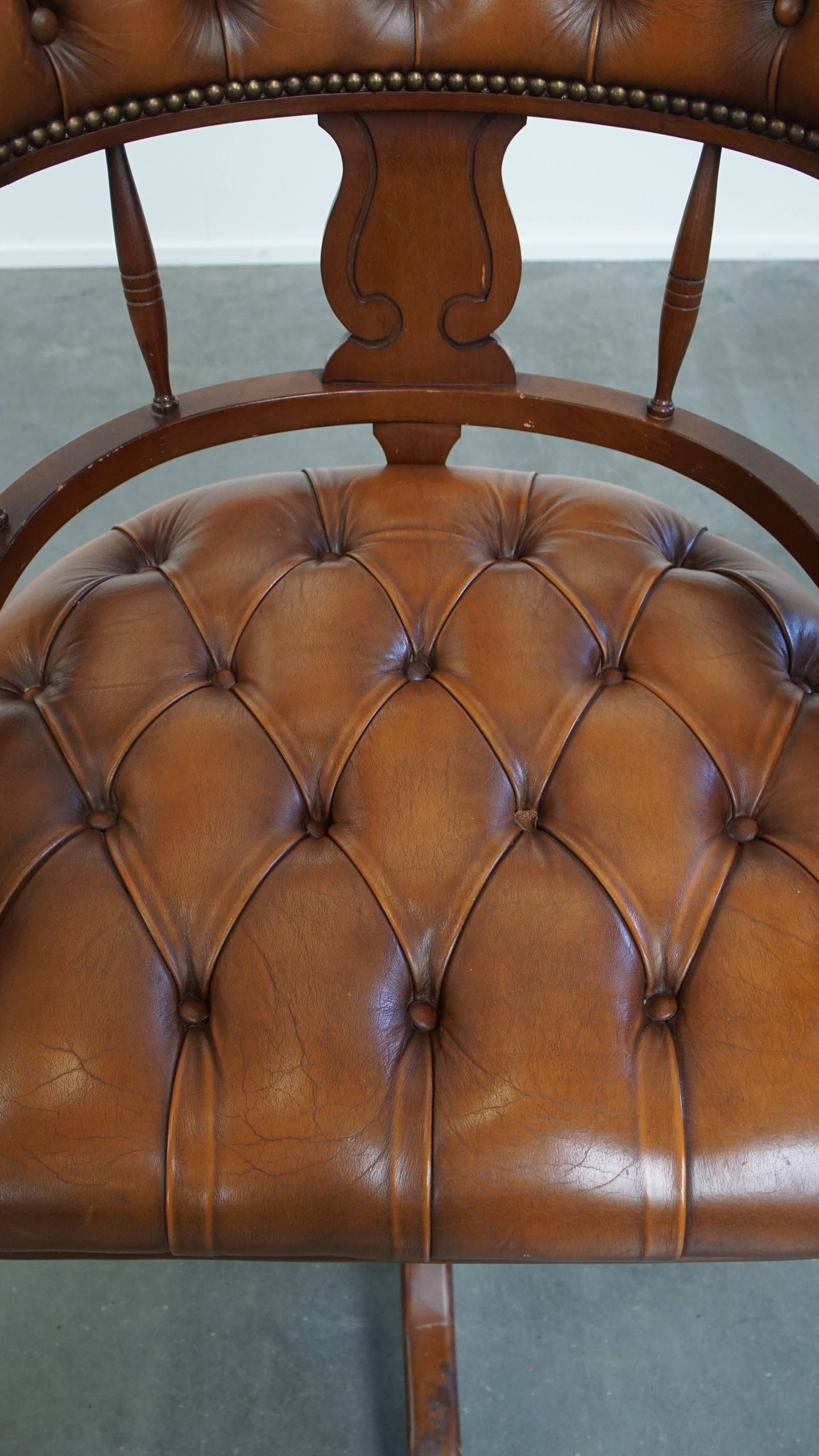 Klassieke Rundleren En Houten Chesterfield Bureaustoel In Engelse Stijl, Afgewerkt Met Siernagels image 7