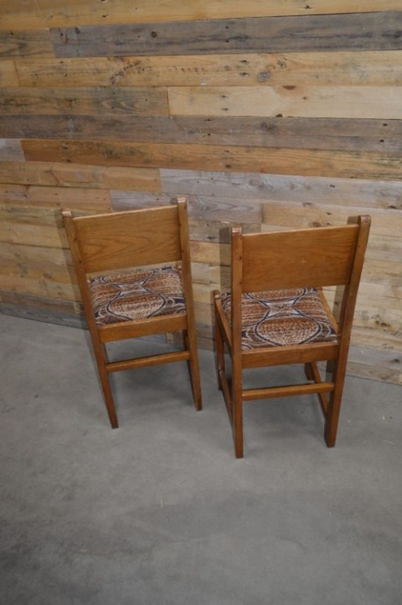 2 Ouderwetse Eiken Stoelen image 2