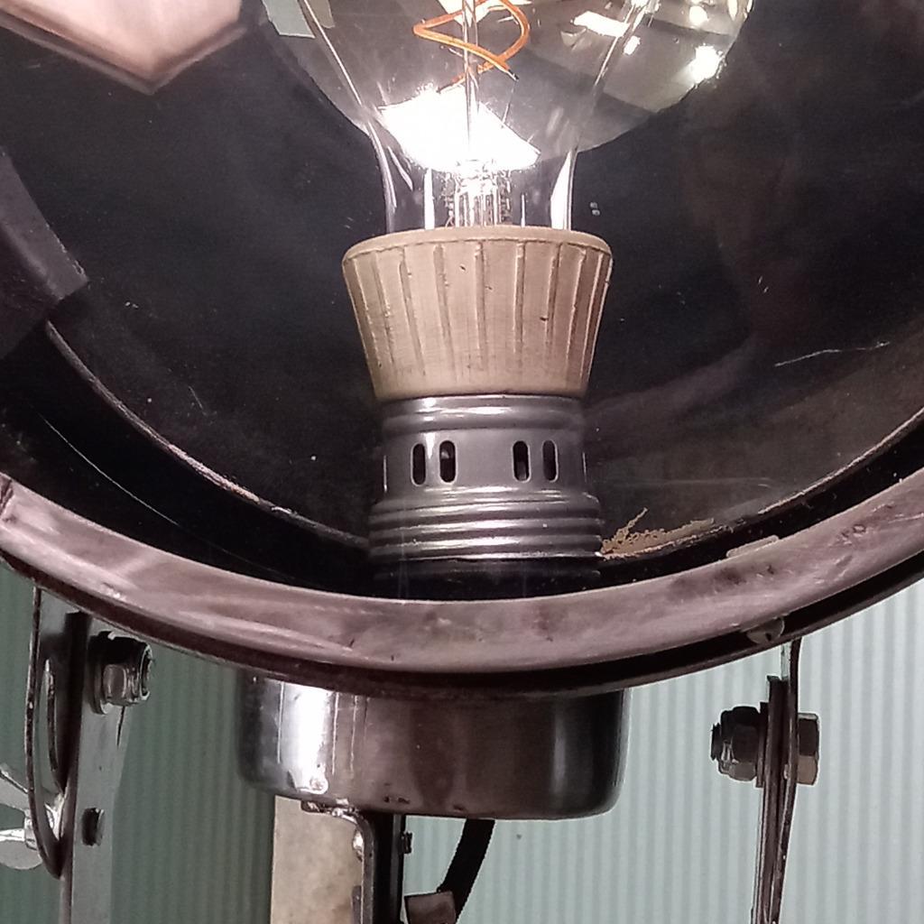 Mooie Vintage Militaire Vloerlamp Op Houten Driepoot image 8