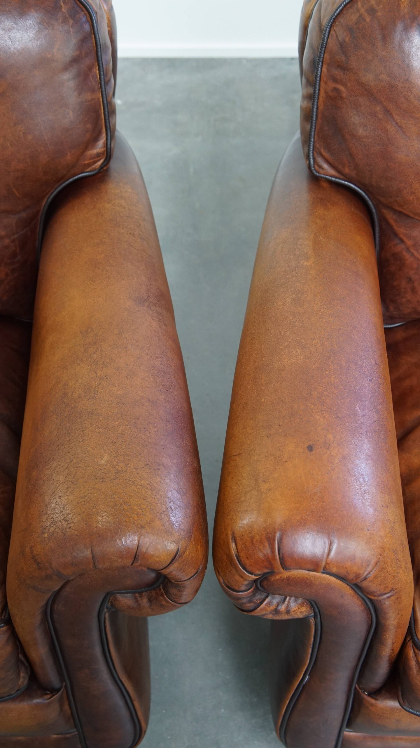 Set Van 2 Schapenleren Armchairs In Engelse Stijl Met Een Unieke Vormgeving En Mooie Kleuren image 9