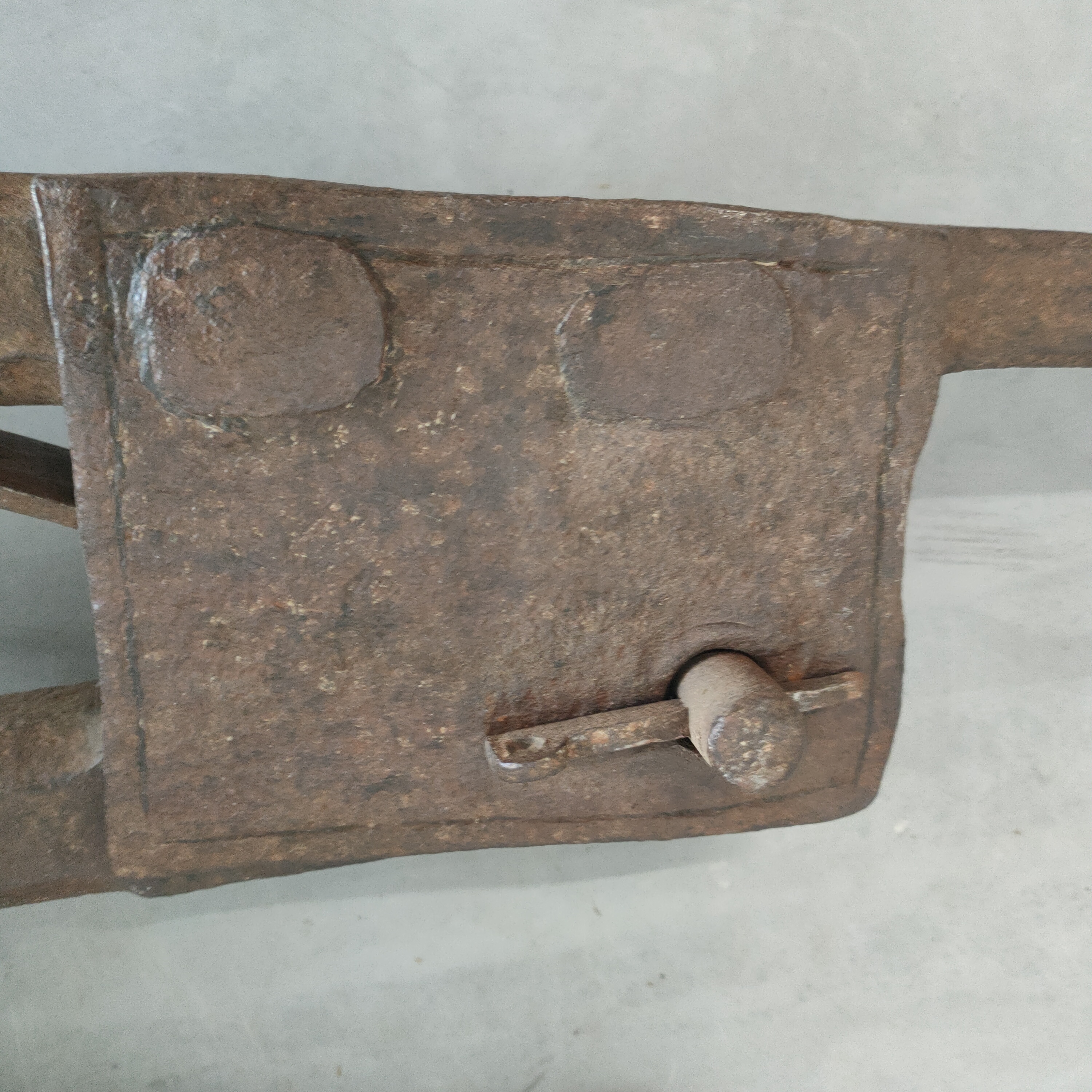 Antieke Bankschroef Met Lange Staart. image 10