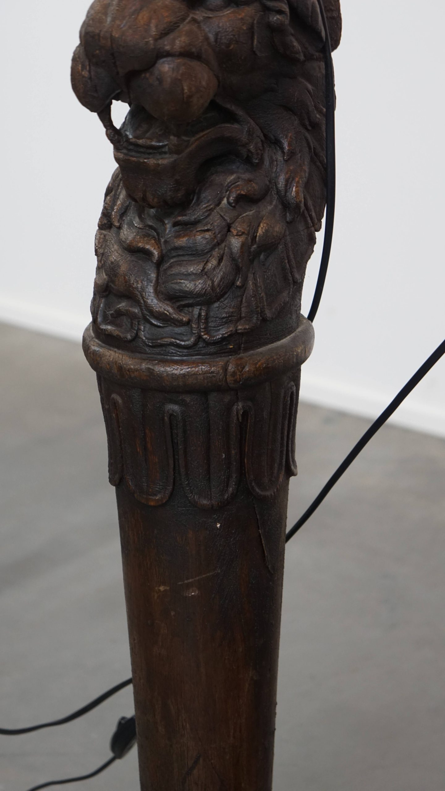 Set Van 2 Prachtige Unieke Handgesneden Antieke Houten Staande Lampen Met Leeuwenkoppen image 8
