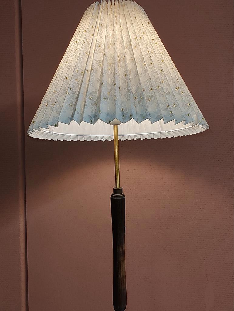 Elegante Staande Lamp Met Geplooide Kap image 2