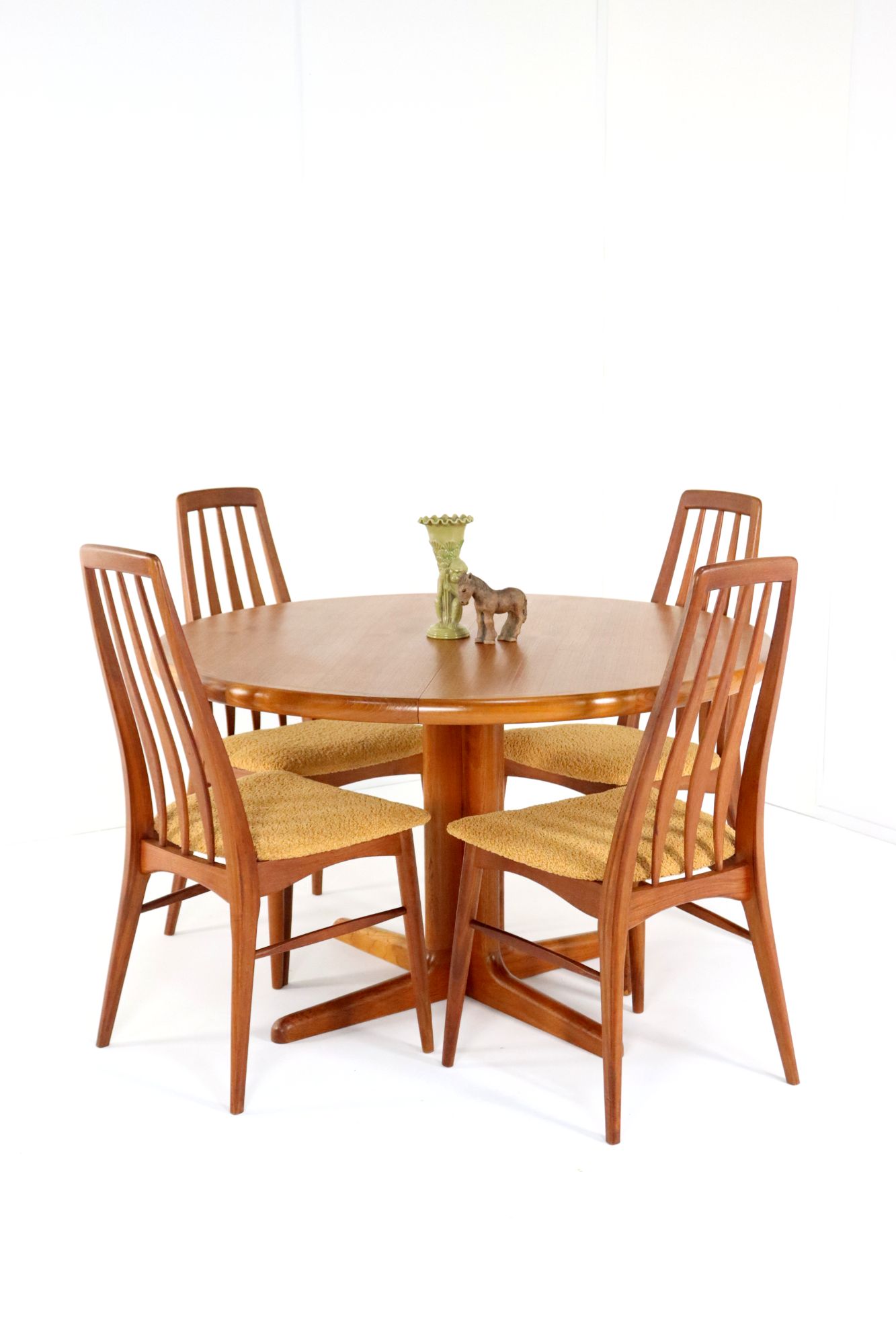 Vintage Johs. Kristoffersen & Son Ronde Eettafel Tafel 'bjerget' image 2
