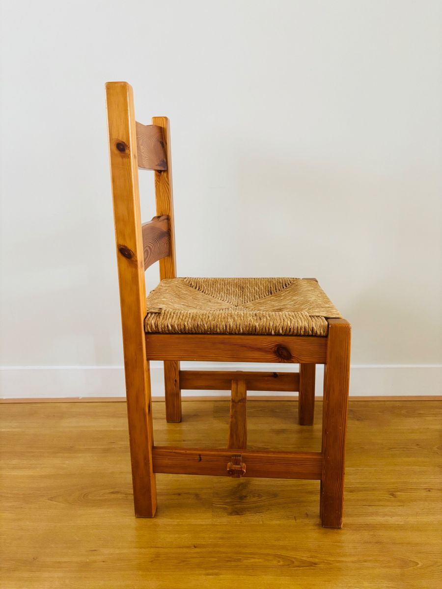 Set Van 4 Vintage Massief Grenenhouten Stoelen Met Biezen Zitting image 4