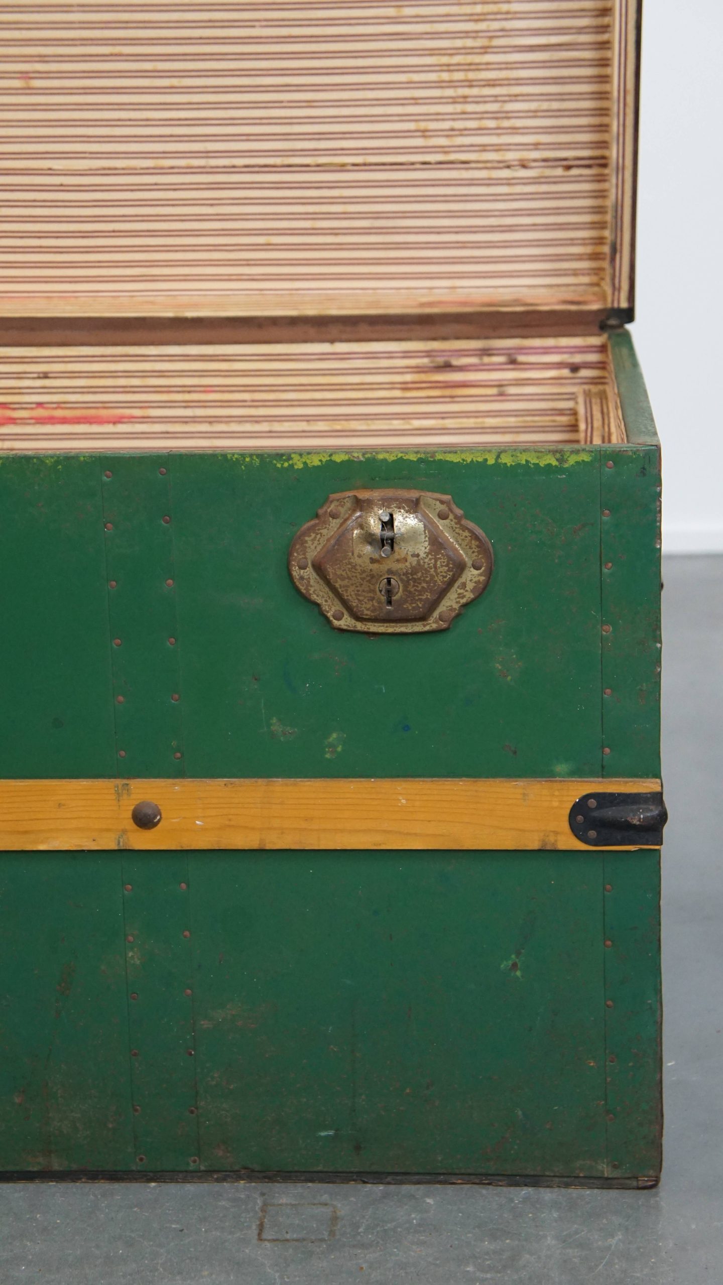Grote Originele Antieke Reiskist/ Salontafel Uit Begin 1900 Met Handvaten En Opvallende Kleuren image 12