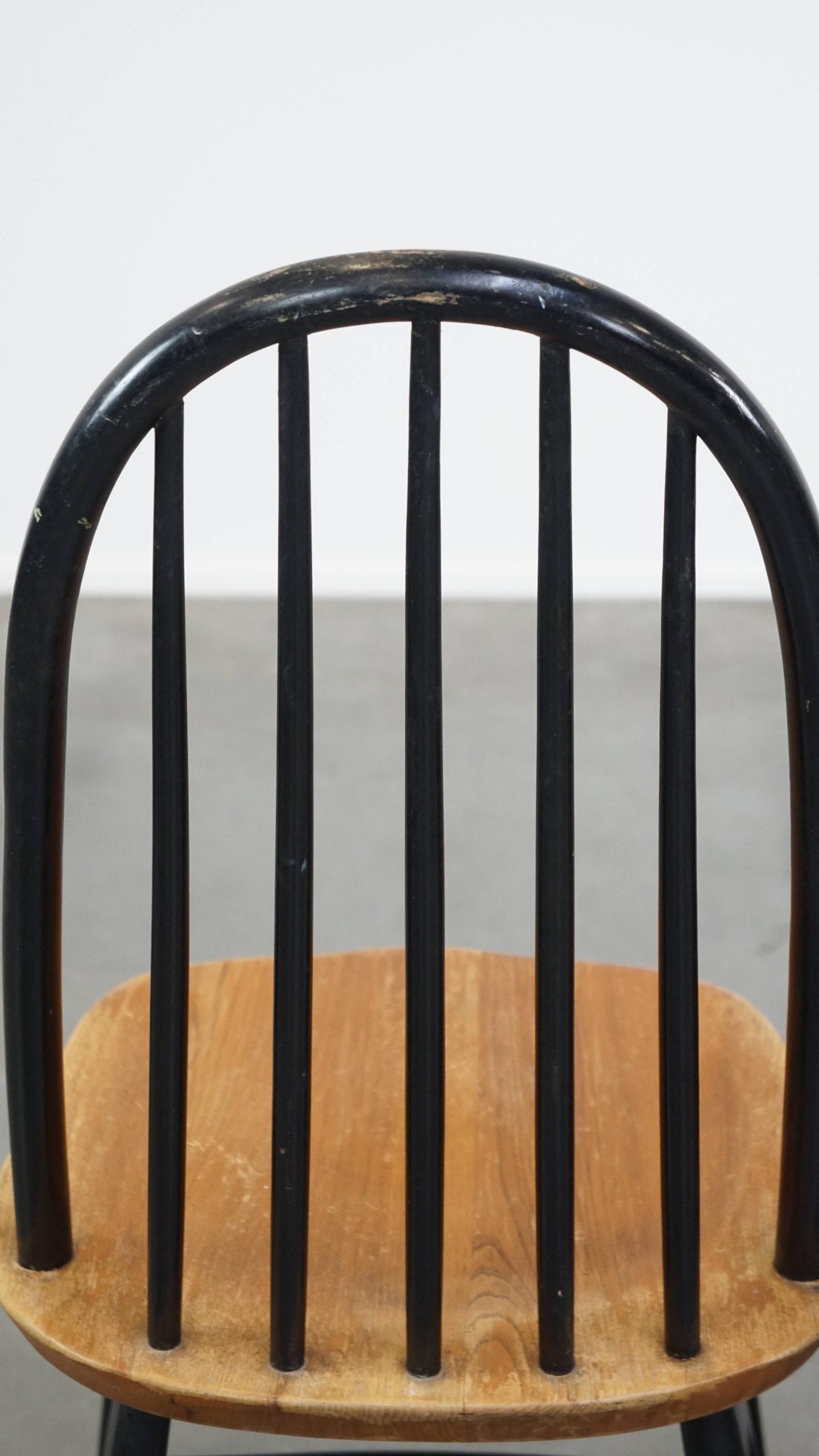 Set Van 4 Vintage Houten Design Stoelen Met Zwarte Spijlen Rugleuning En Bruine Zitting image 16