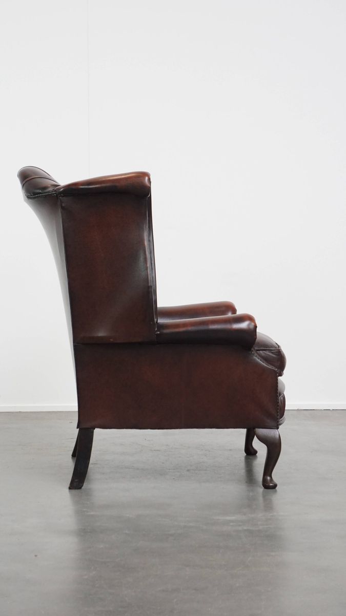 Luxe, Warm Gekleurde, Bruine Rundleren Chesterfield Oorfauteuil Met Unieke Details image 3