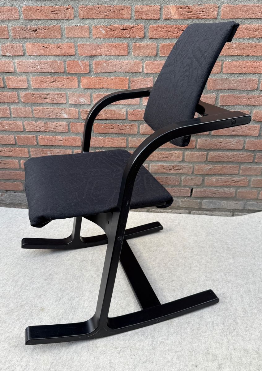 Stokke Peter Opsvik Actulum Ergonomisch Gevormde Schommelstoel - Zwarte Bekleding En Houten Frame image 8