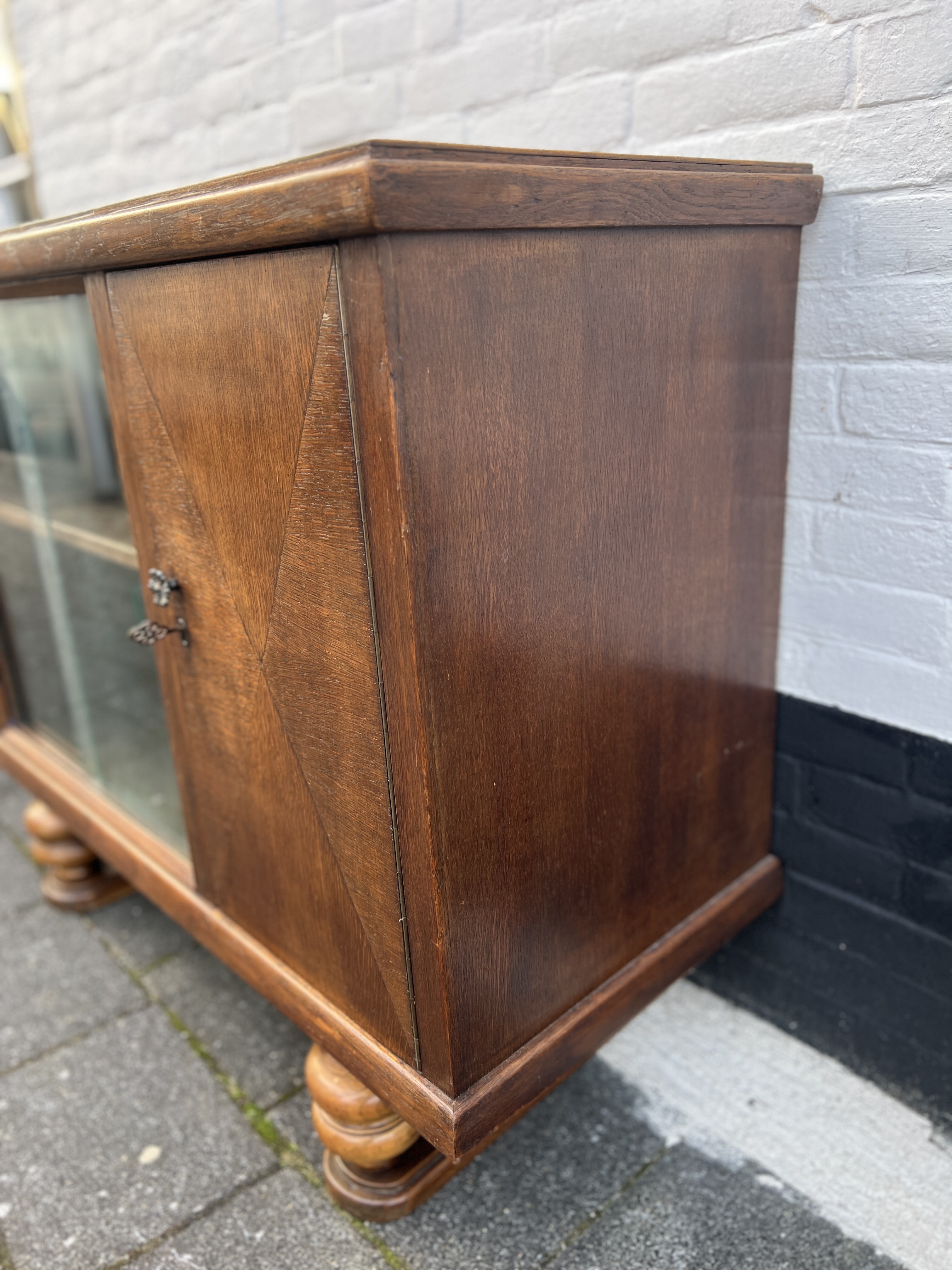 Oud Theekastje Met Glazen Schuifdeurtjes En Achter De Deur Nog 3 Lades, 100 Cm Breed image 9