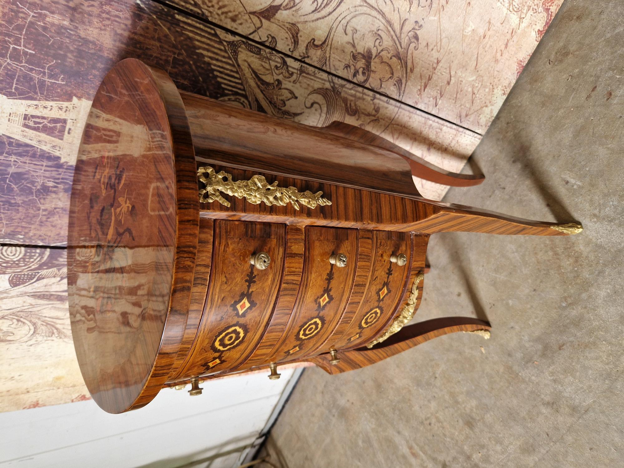 Klassieke Rond Ladekastje Bijzettafel, Met Sierlijke Versiering 3 Laatjes En Messing Versieringen Afm. 36x36cm En 81cm Hoog. image 3