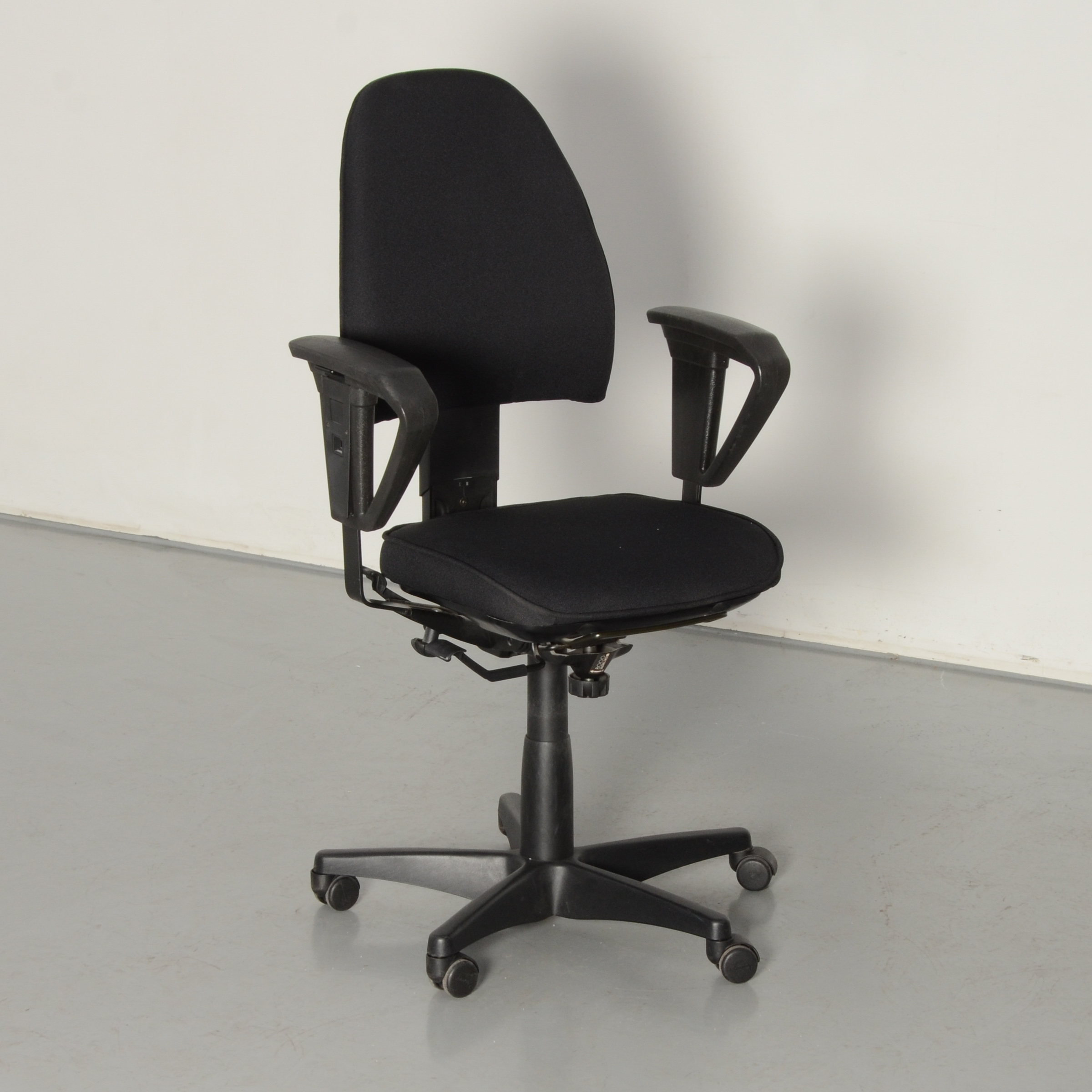 Kinnarps Synchrone 8000 Bureaustoel, Zwart, 2D Armleggers image 2
