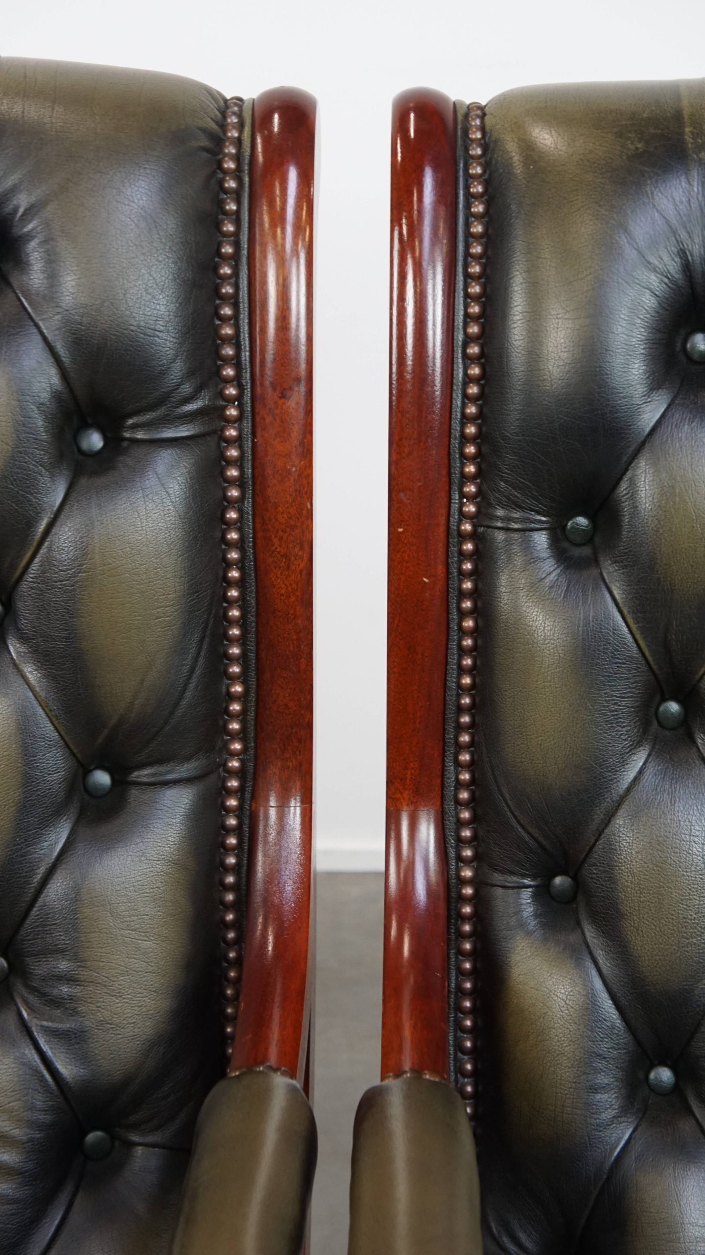 Set Van 2 Tijdloze, Klassieke Groene Rundleren Engelse Chesterfield Fauteuils Met Hout image 12