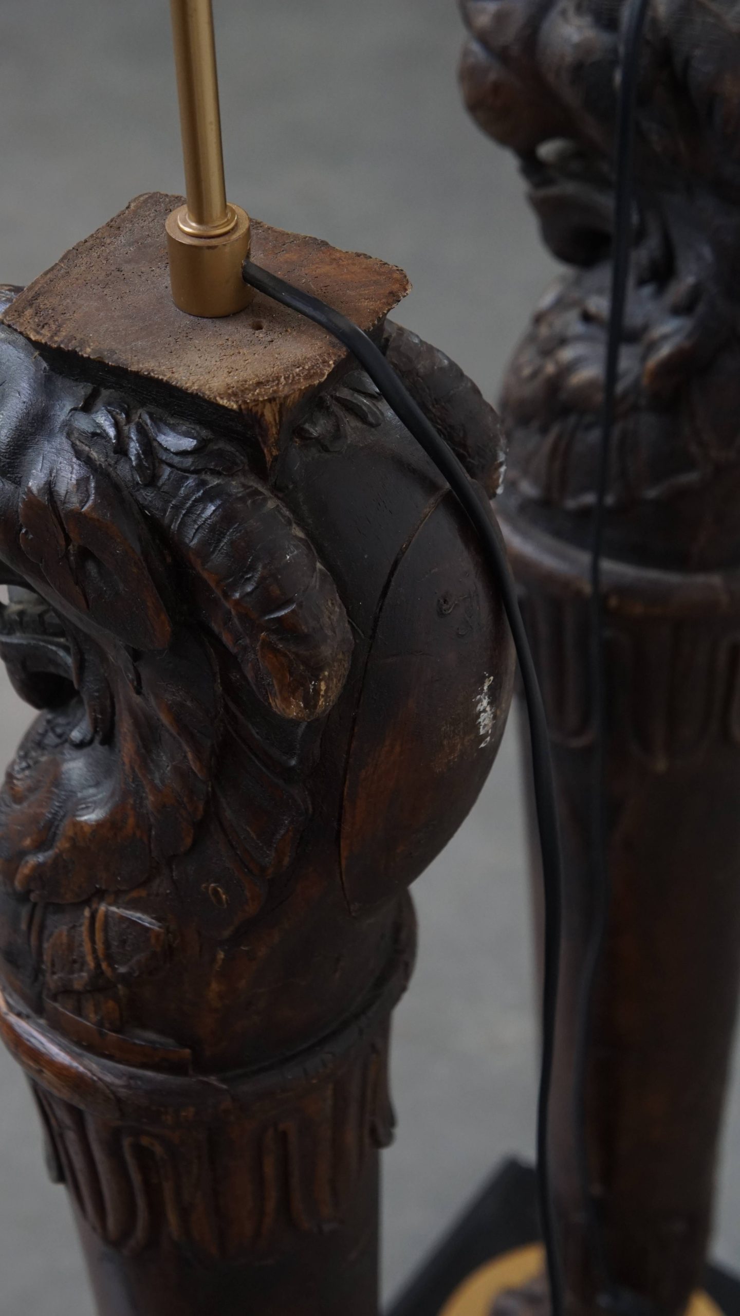 Set Van 2 Prachtige Unieke Handgesneden Antieke Houten Staande Lampen Met Leeuwenkoppen image 12