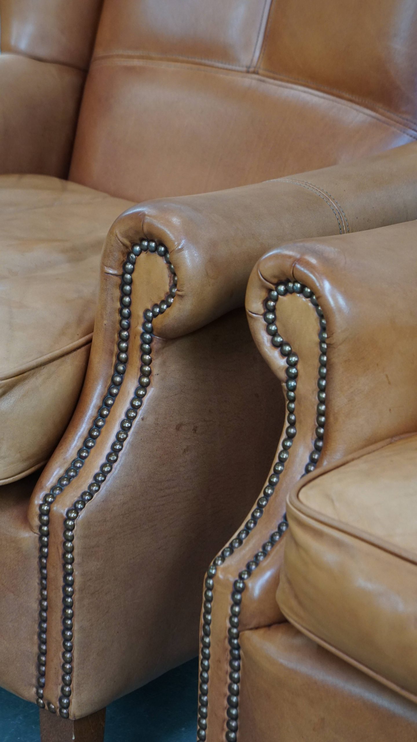 Klassieke En Unieke Set Van 2 Rundleren Oorfauteuils Afgewerkt Met Siernagels En Mooie Details image 12