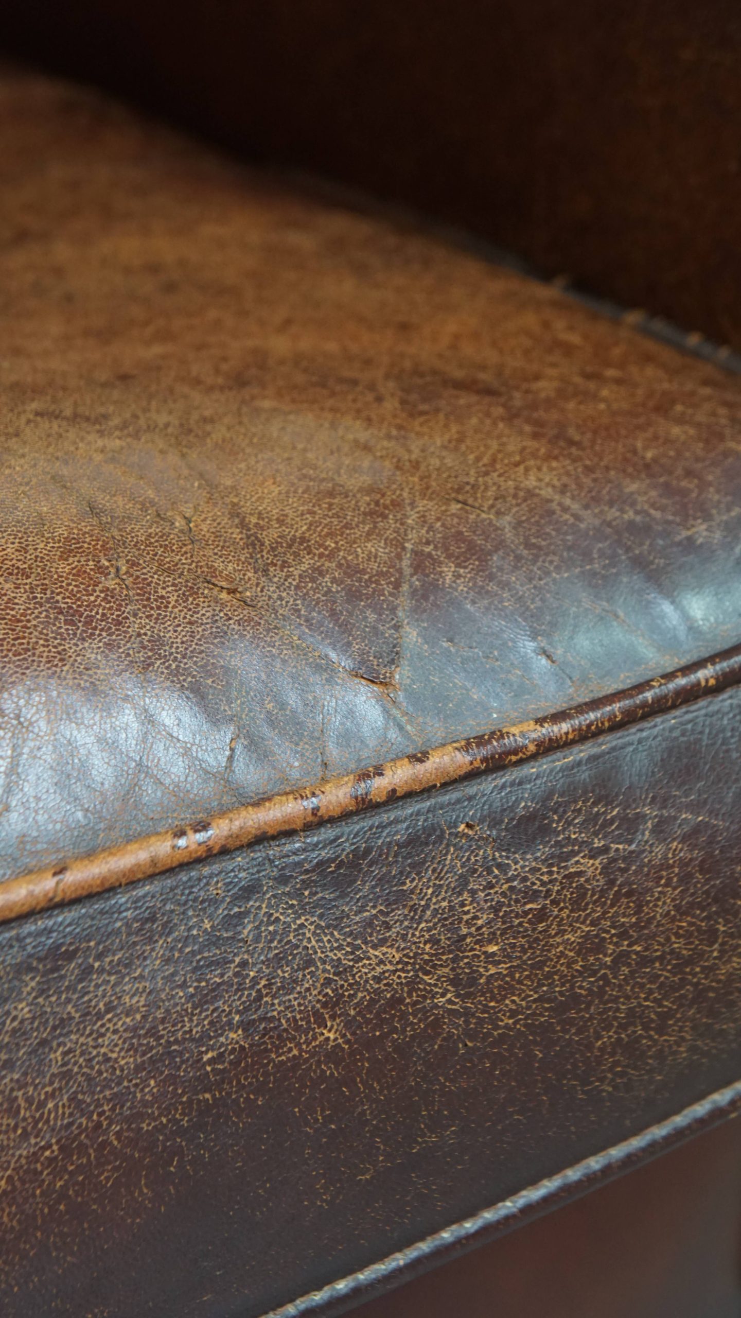 Karaktervolle Schapenleren Oorfauteuil Met Een Donkere Warme Kleurstelling En Een Prachtig Patina image 14