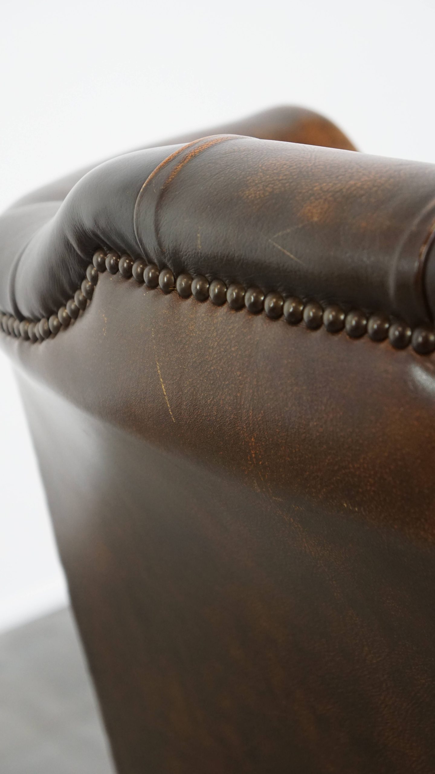In Nette Staat Verkerende Klassieke Cognac Bruine Rundleren Chesterfield Oorfauteuil image 14