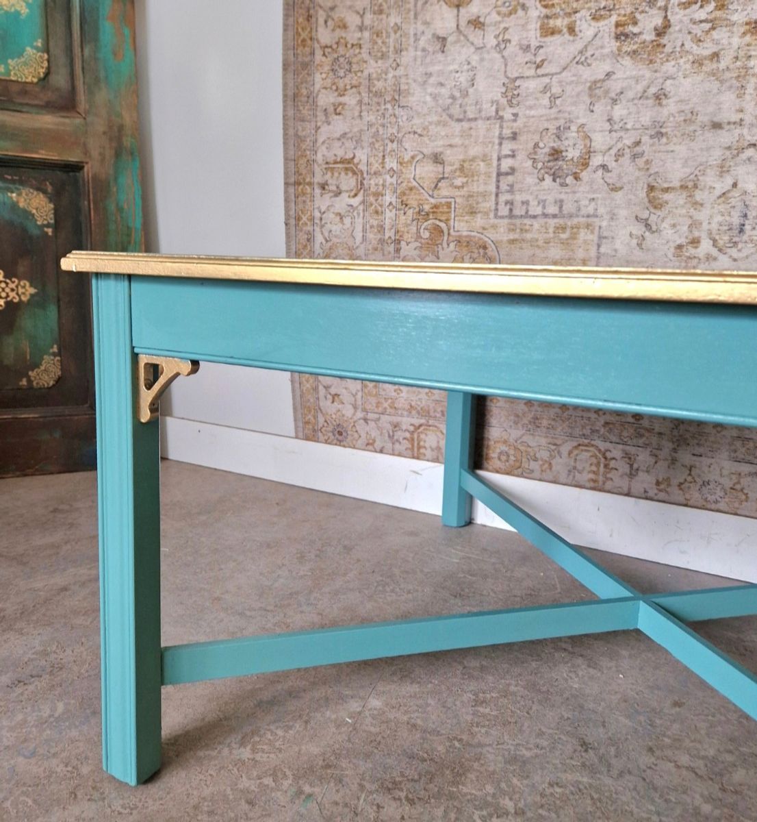 Salontafel In Turquoise Met Goud Patronen image 3