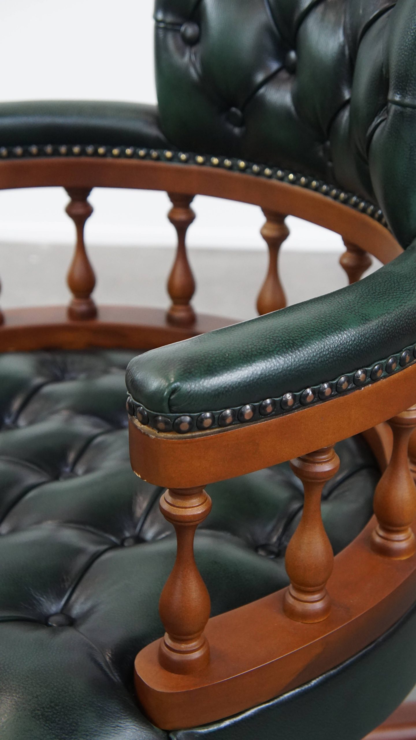 Stijlvolle Functionele Rundleren En Houten Donkergroene Chesterfield Bureaustoel Op Wieltjes image 11