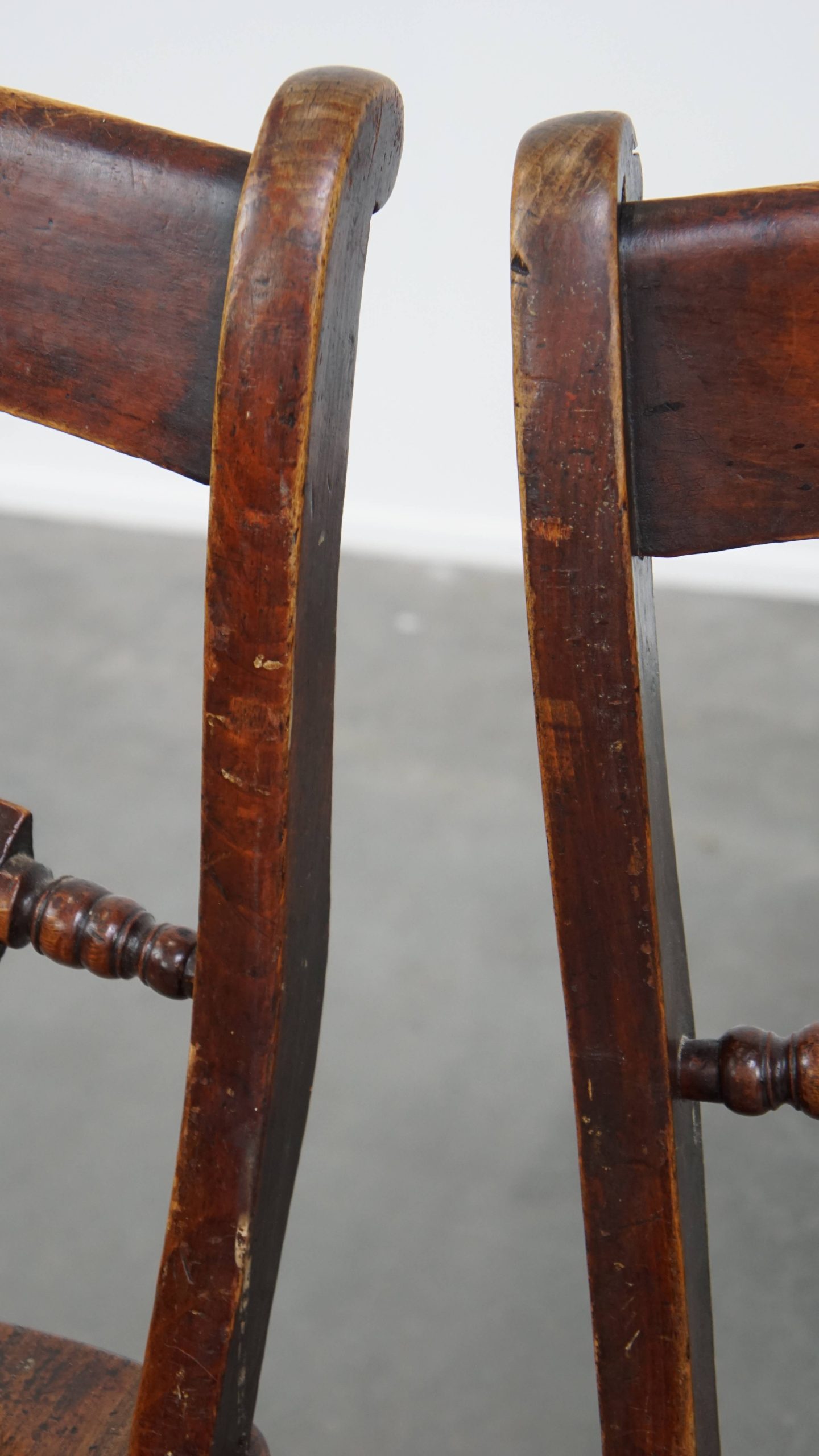 Elegante Set Van 2 Antieke Engelse Stoeltjes Met Mooi Houtwerk En Warme Kleuren image 8