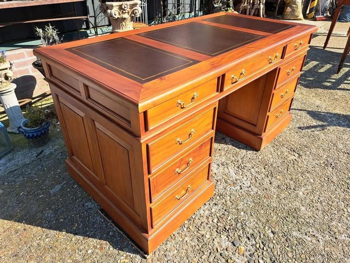 Klassieke Engelse Schrijftafel, Bureau, Desk, Met Lederen In image 4