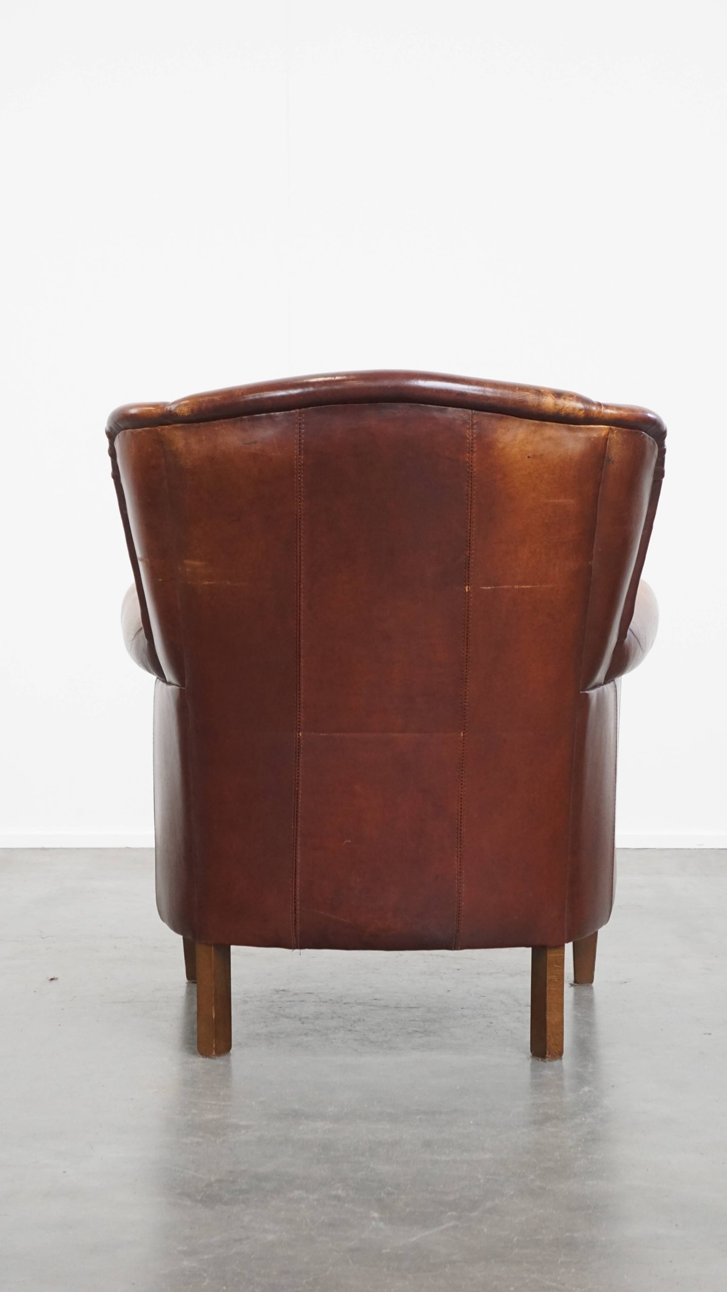 Karaktervolle Schapenleren Oorfauteuil Met Een Donkere Warme Kleurstelling En Een Prachtig Patina image 5