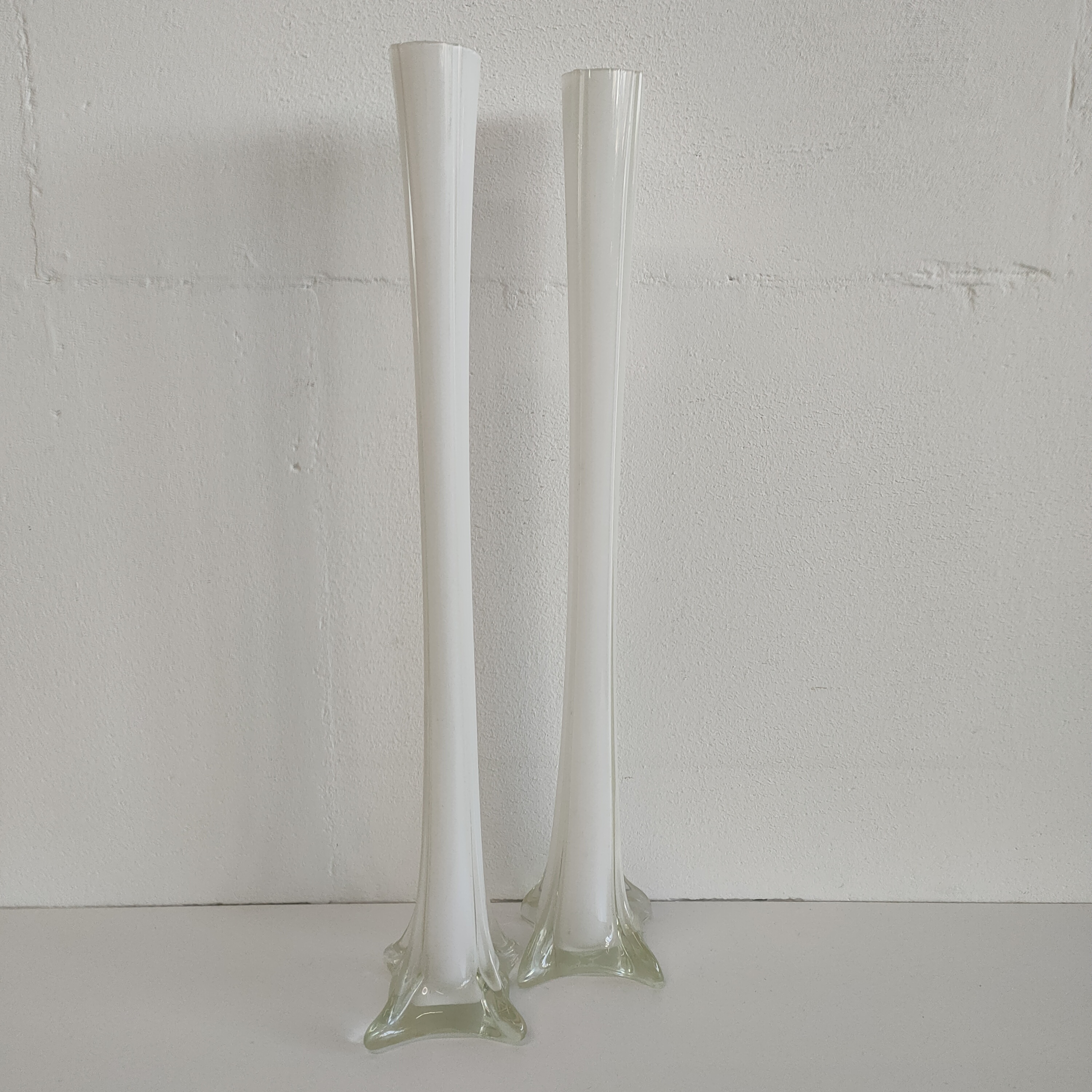 Set Vintage Hoge Smalle Witte Vazen image 7