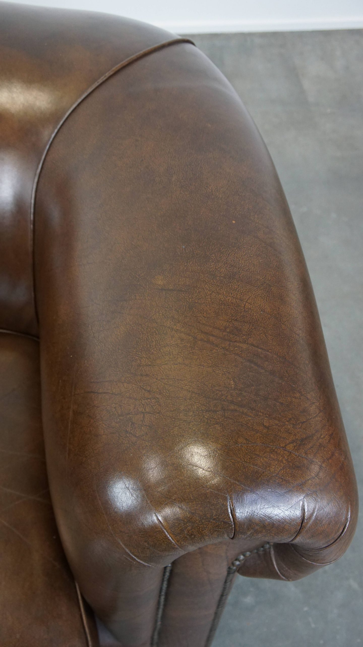 Grote, Luxe Donkere Gladde Rundleren Engelse Stijl Chesterfield Fauteuil Correct Afgewerkt image 9