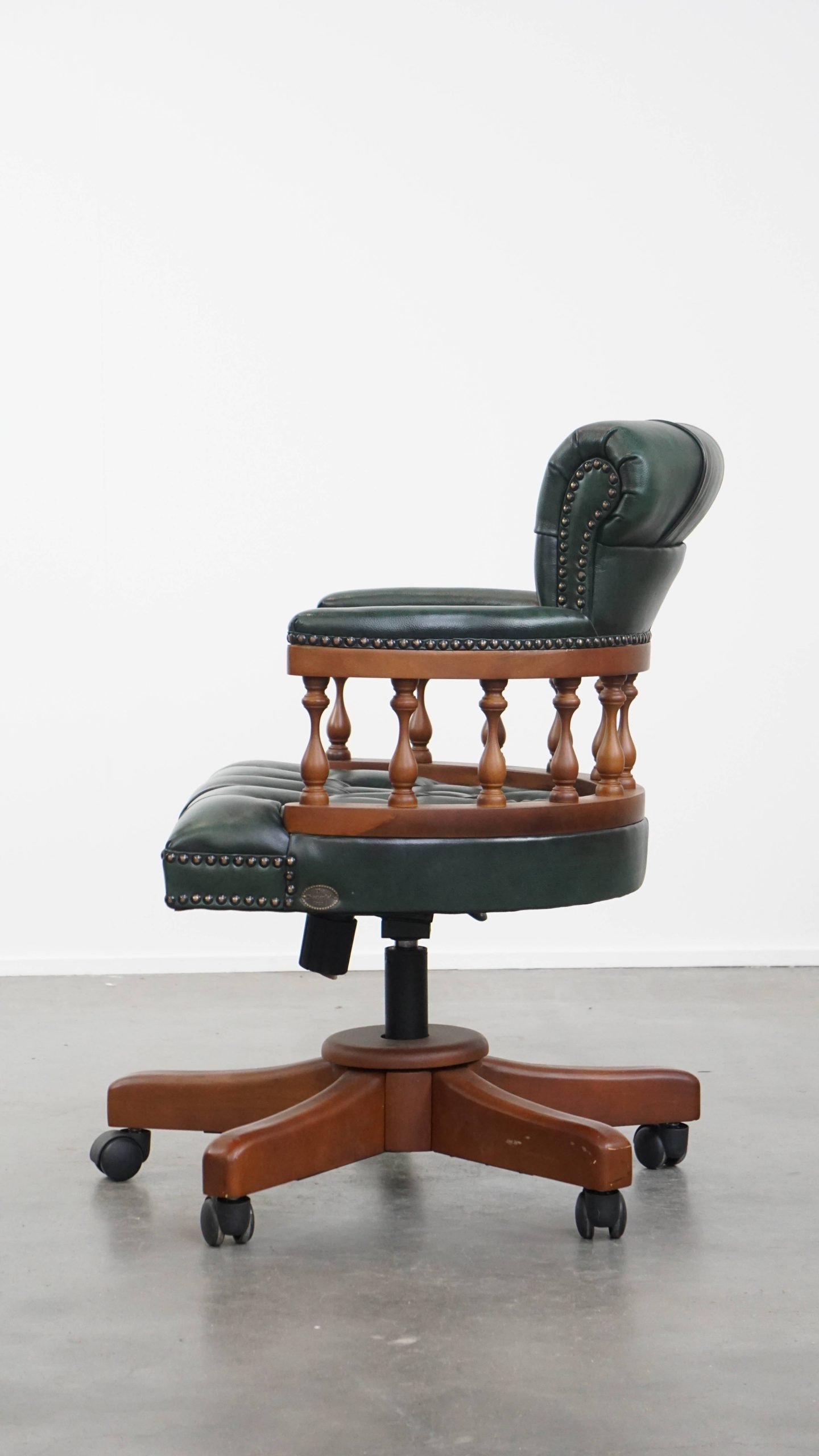Stijlvolle Functionele Rundleren En Houten Donkergroene Chesterfield Bureaustoel Op Wieltjes image 6