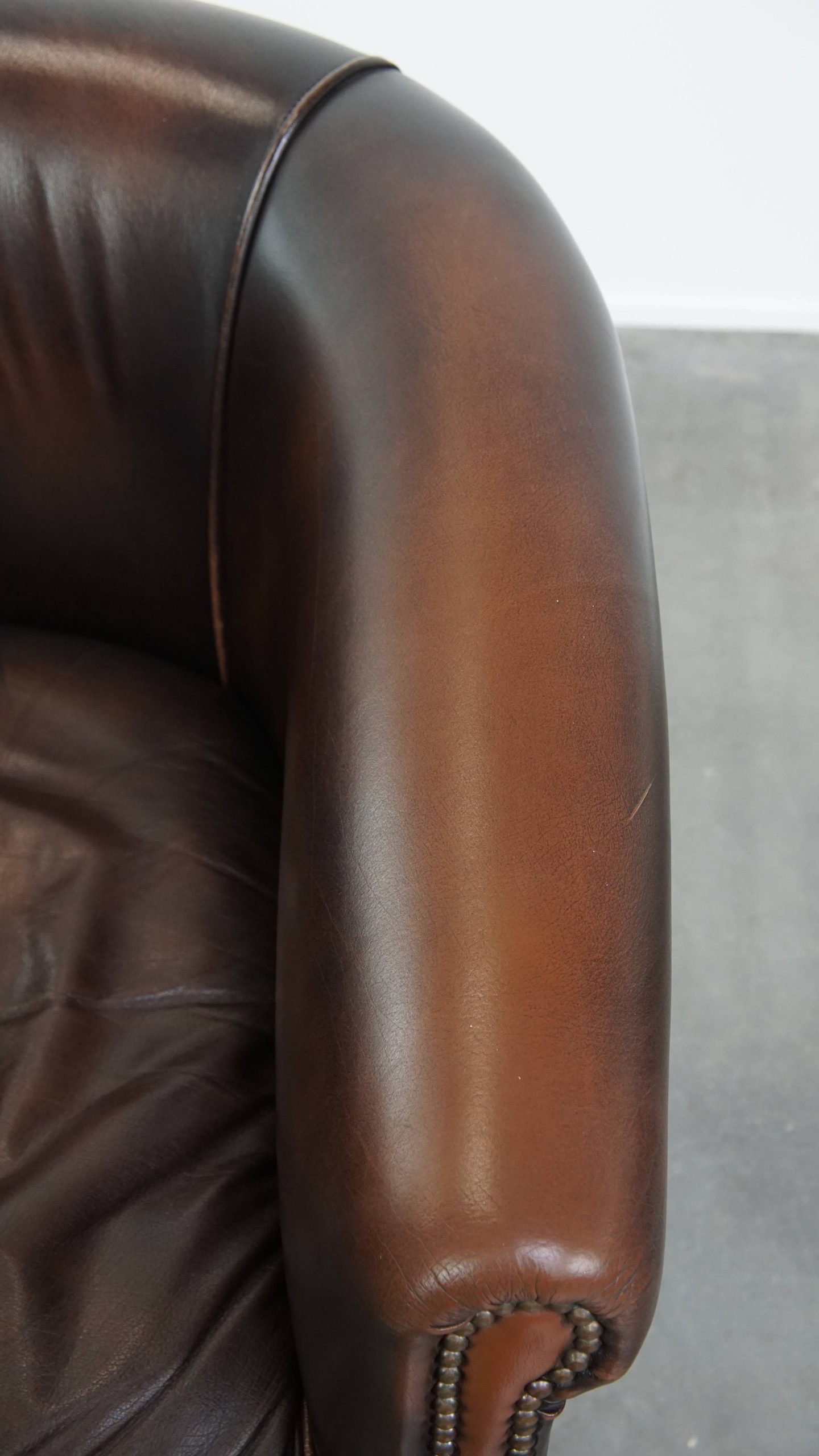 Elegante En Comfortabele Rundleren Clubfauteuil In Engelse Stijl In Een Mooie Donkere Kleur image 9