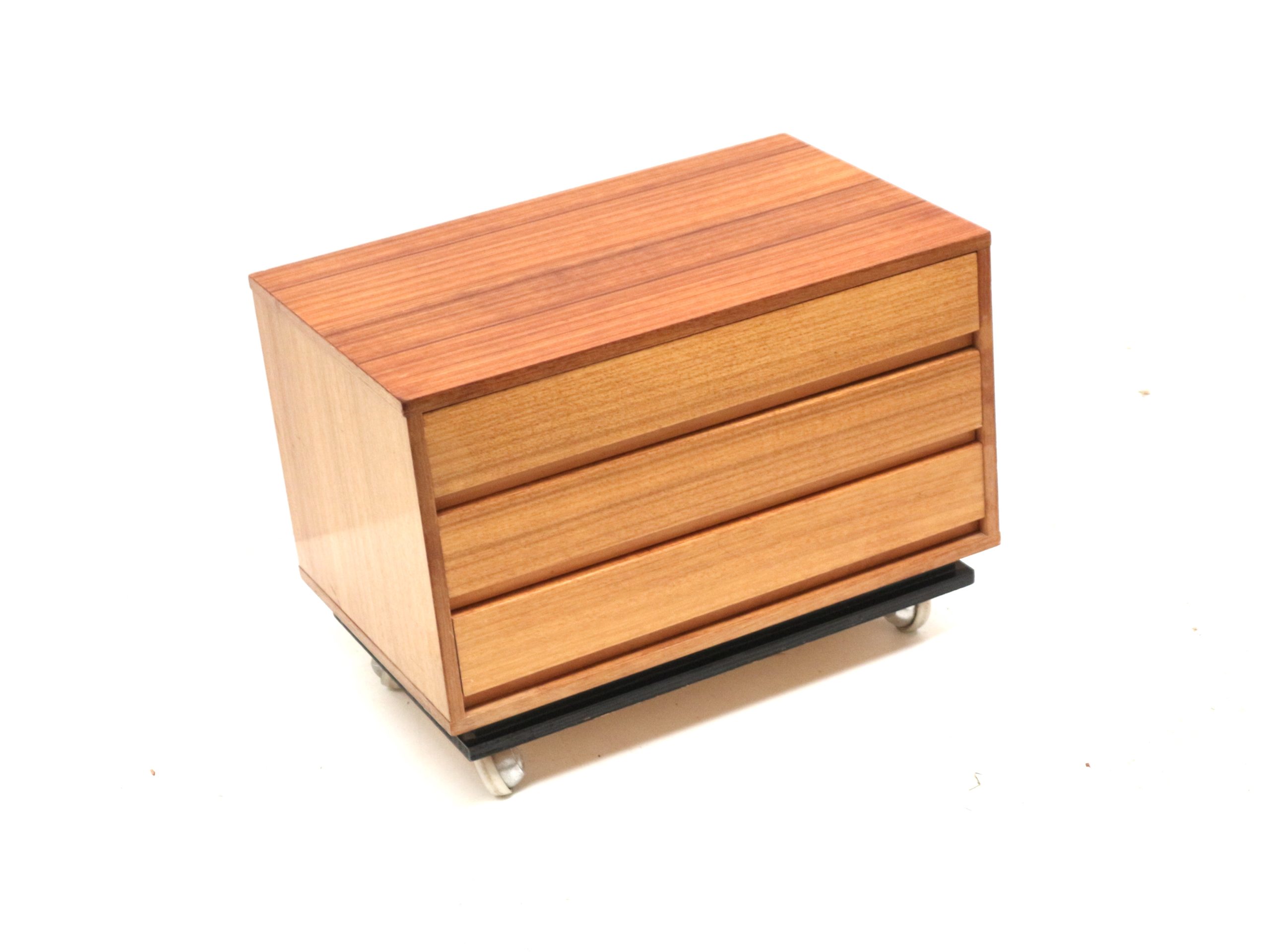 Vintage Ladekastje Op Wieltjes Gemaakt In De Jaren ’60 image 2