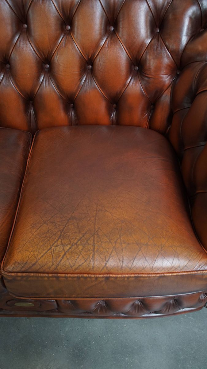 Mooie En Complete Set Van Een 2,5 Zits En 2 Zits Bruine Engelse Rundleren Chesterfield Bank image 7