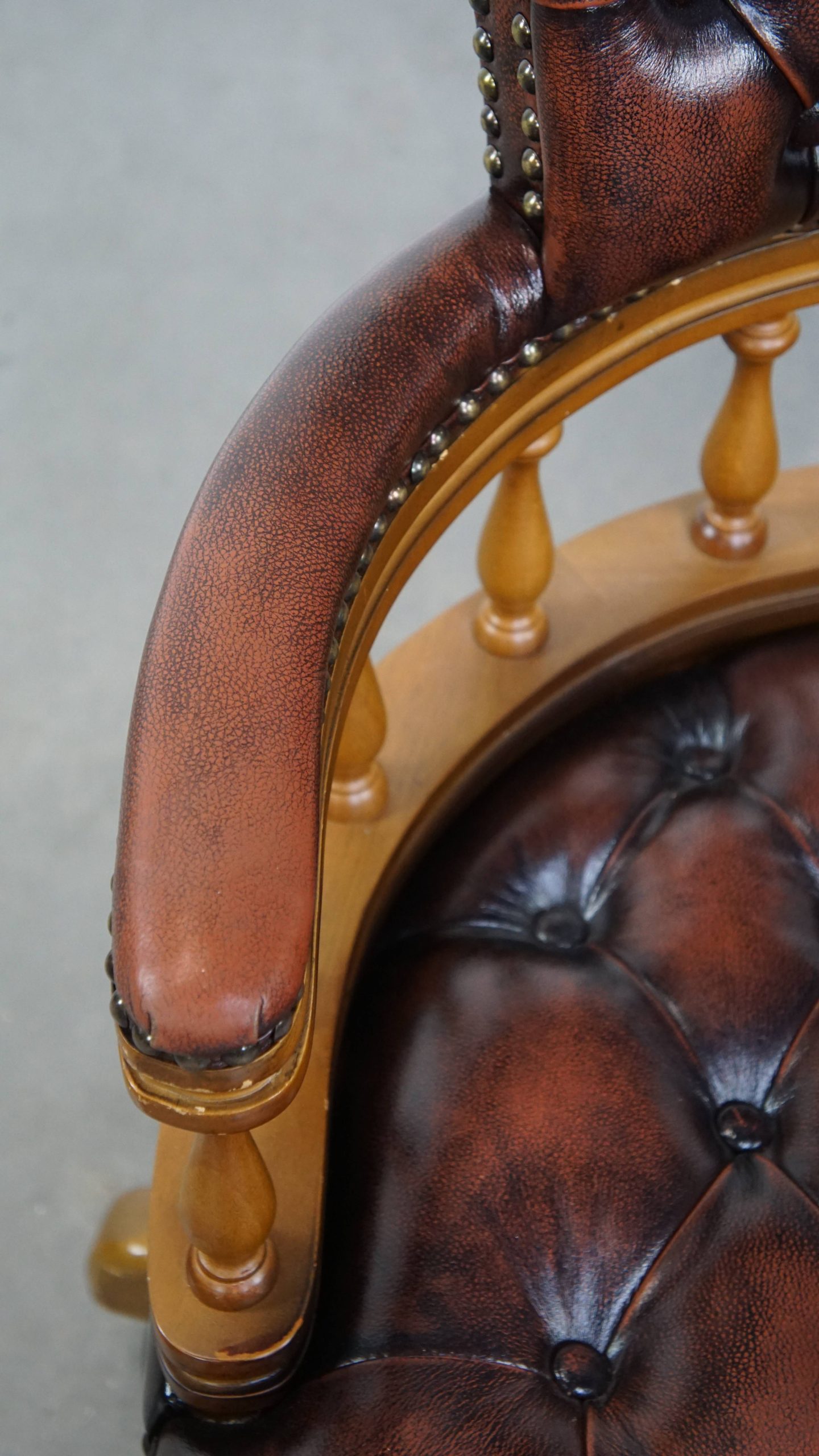 Bruine Klassieke In Hoogte Verstelbare Rundleren En Houten Chesterfield Bureaustoel Op Wieltjes image 8