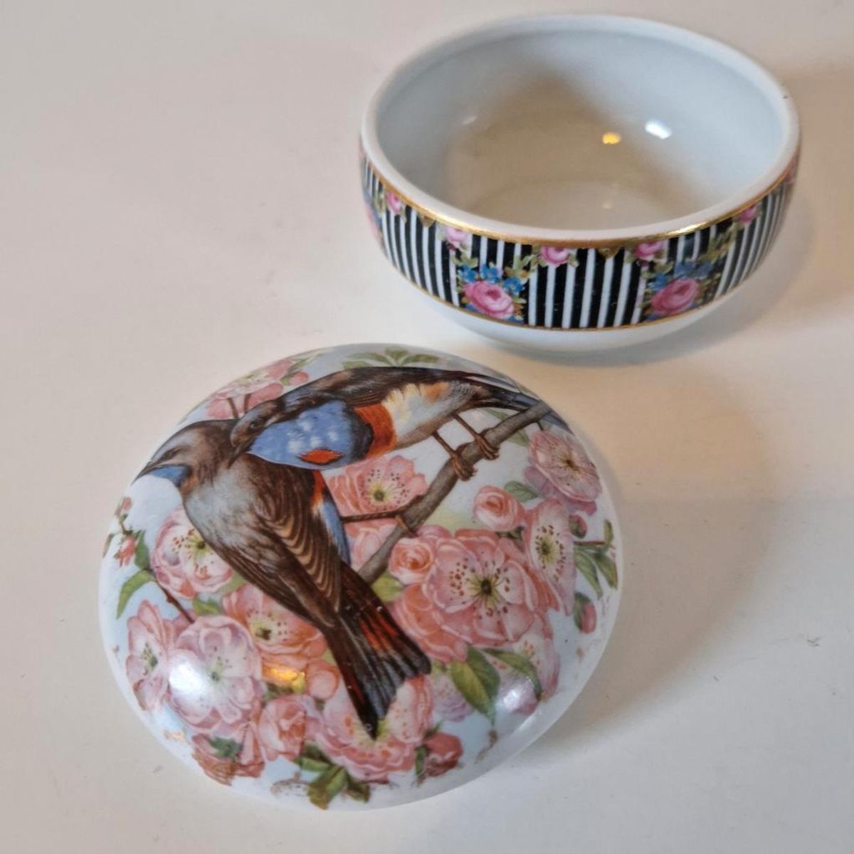 Vintage Porselein Dekseldoosje Met Vogels image 4