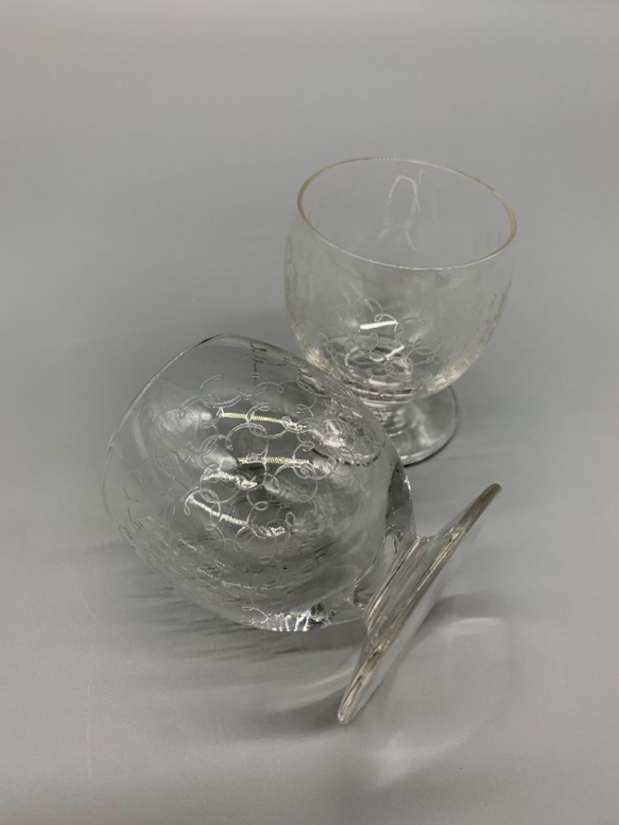 Set Antieke Gegraveerde Voetglaasjes 2 Stuks image 5