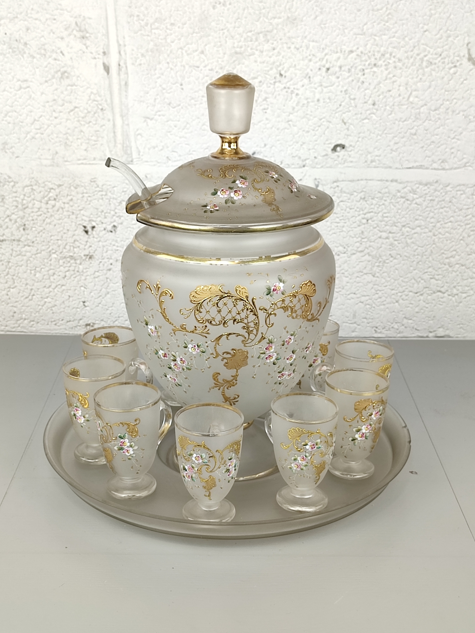 Grote Antieke Geëmailleerde Glazen Punch Set image 6
