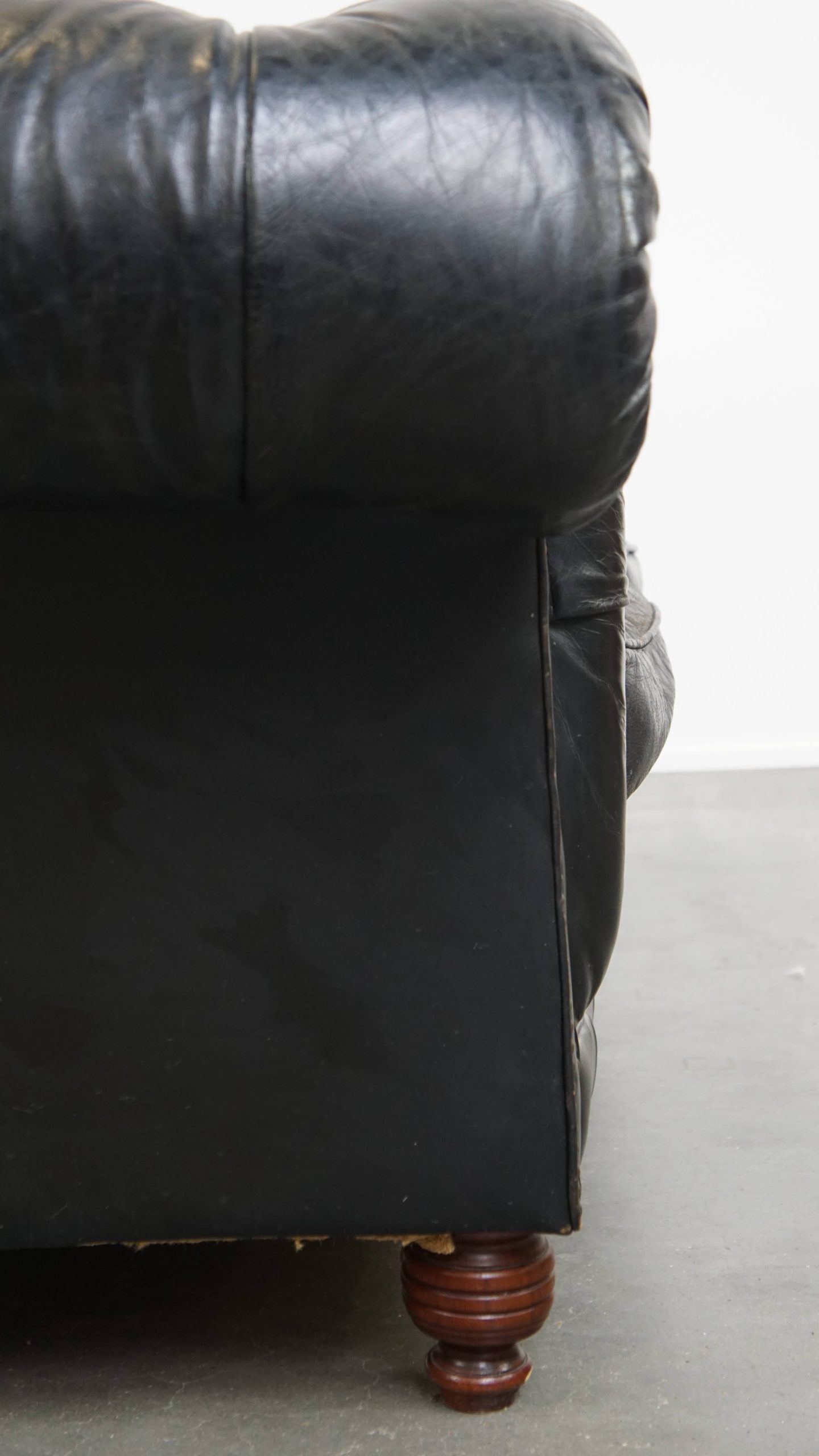 Comfortabele Zwarte Rundleren Chesterfield 2.5 Zits Bank In Engelse Stijl image 14