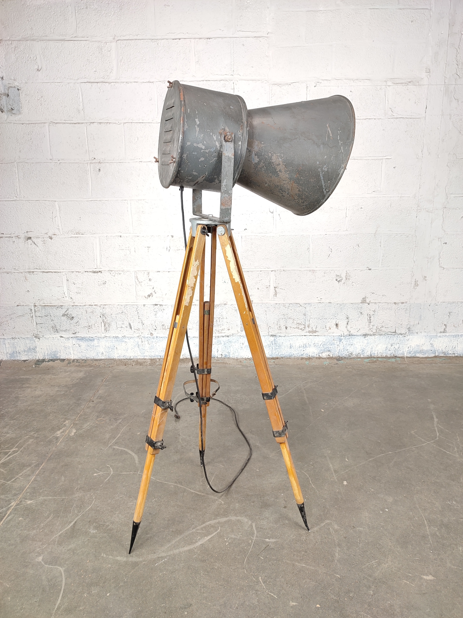 Industriële Lamp Op Statief image 11