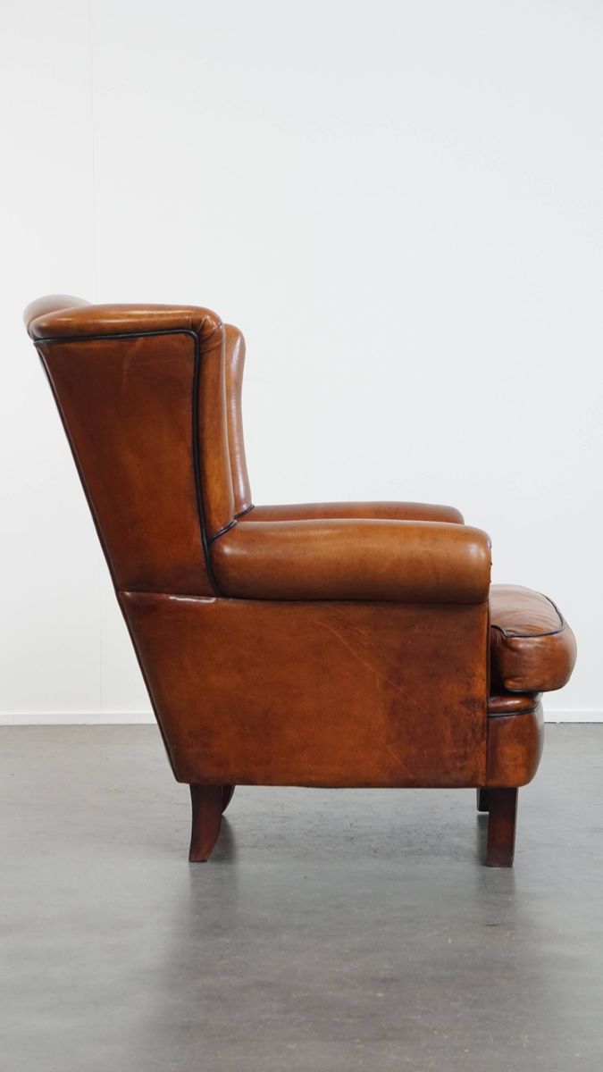 Sierlijke Schapenleren Oorfauteuil Met Zwarte Biezen En Klassieke Vormen image 3