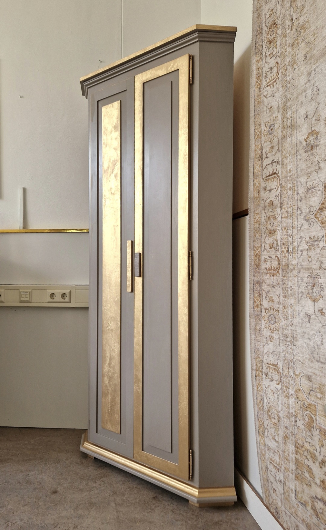 Unieke Handgeschilderde Hoekkast/ Kast In Taupe En Goud image 6