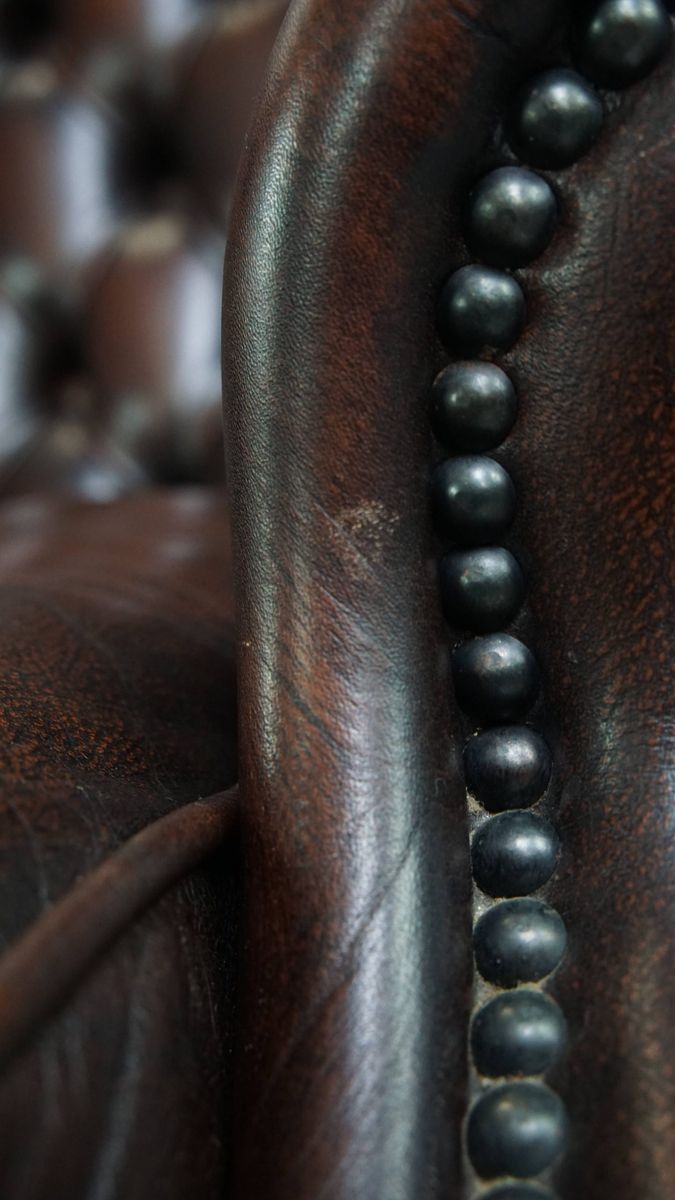 Luxe, Warm Gekleurde, Bruine Rundleren Chesterfield Oorfauteuil Met Unieke Details image 17