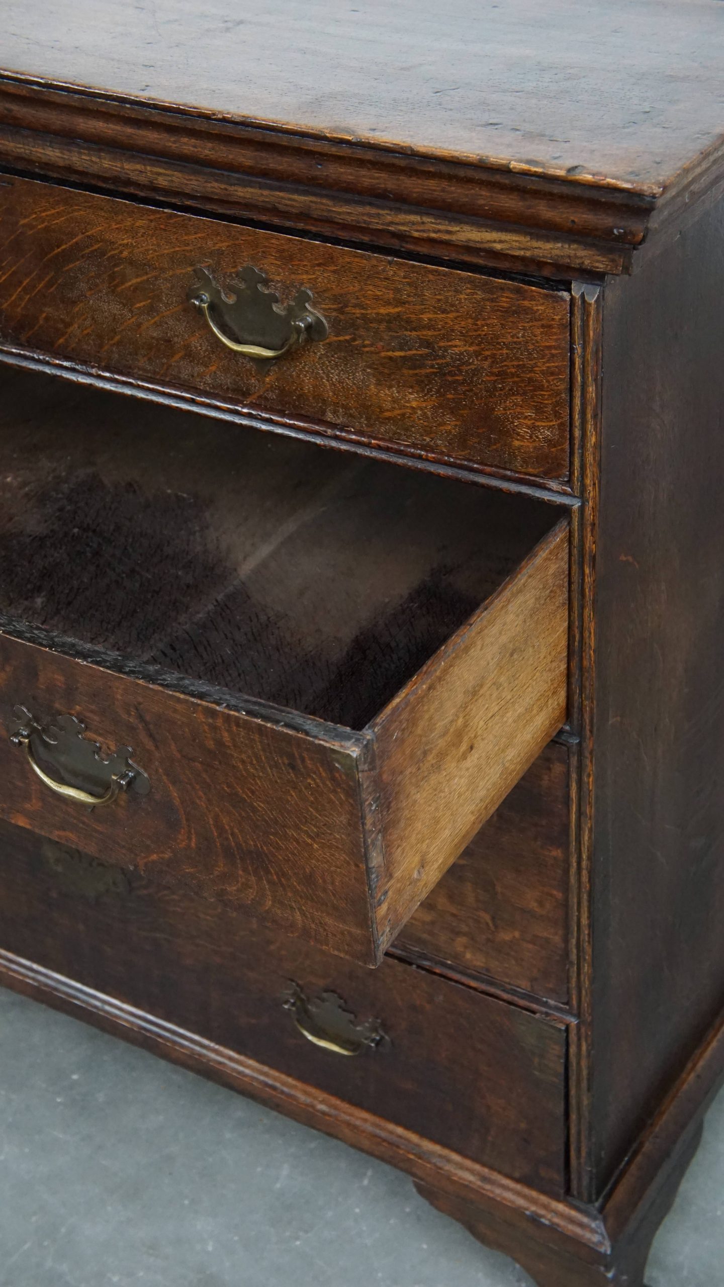 Elegante Vroeg 18e Eeuwse Antieke Engelse Ladekast/ Commode Gemaakt Van Eikenhout Met 5 Lades image 17
