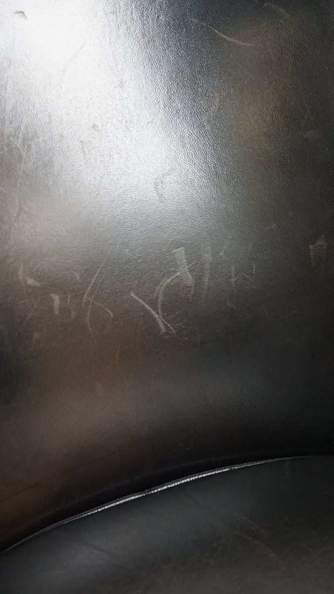 Unieke Set Van 2 Subtiele Zwart/ Grijze Schapenleren Clubfauteuils Met Een Mooi Patina image 15