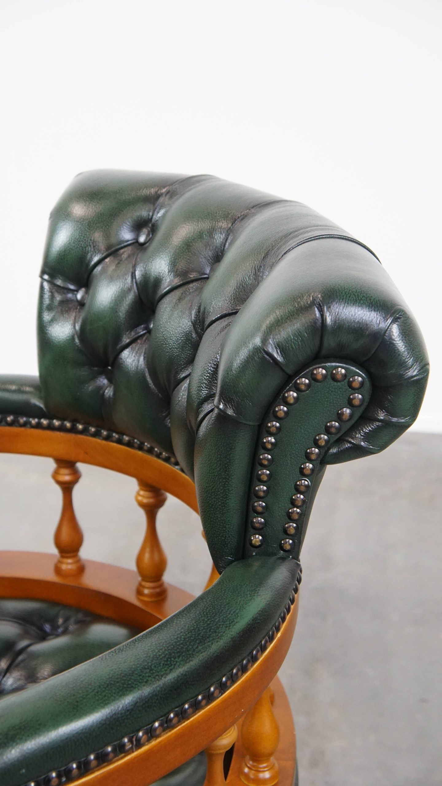 Groene Klassieke En Tijdloze Chesterfield Bureaustoel Gemaakt Van Rundleer Op Wieltjes image 10