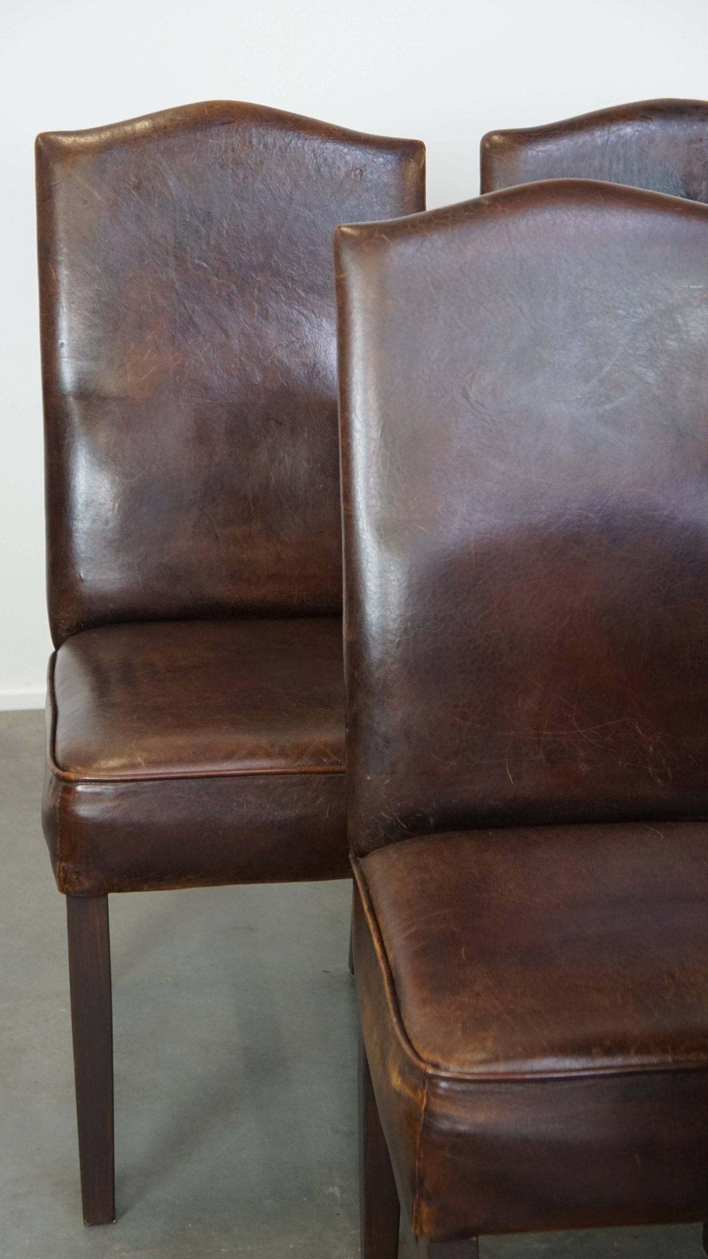 Set Van 6 Donkere En Statige Tijdloze Schapenleren Eetkamerstoelen Met Een Correcte Afwerking image 9