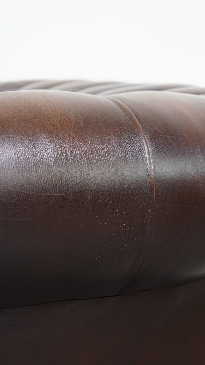 Imposante, Engelse Rundleren Chesterfield Fauteuil Met Een Comfortabele Zit En Een Diepe Donkere image 14
