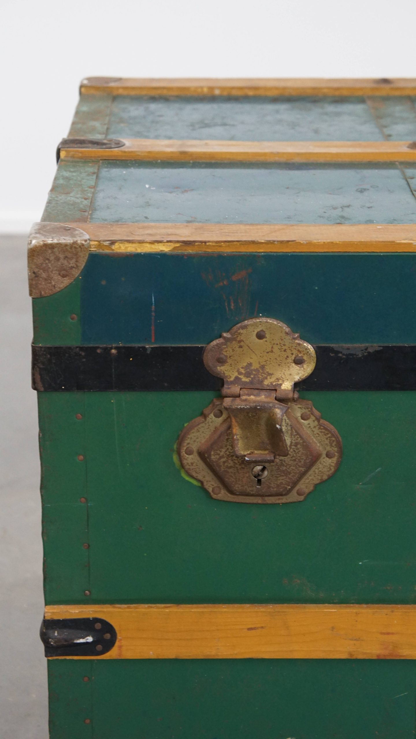 Grote Originele Antieke Reiskist/ Salontafel Uit Begin 1900 Met Handvaten En Opvallende Kleuren image 14