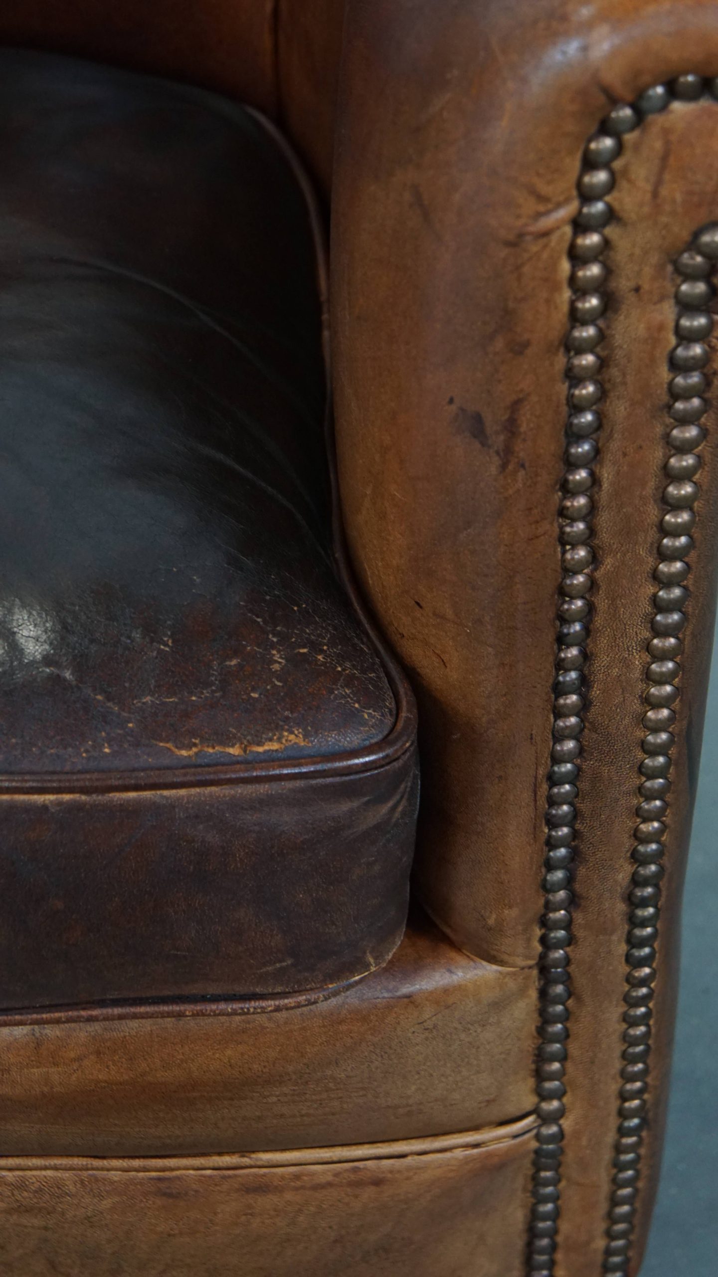 Correct Afgewerkte Stoere Cognac-Kleurige Schapenleren Clubfauteuil Met Een Tijdloze Uitstraling image 12